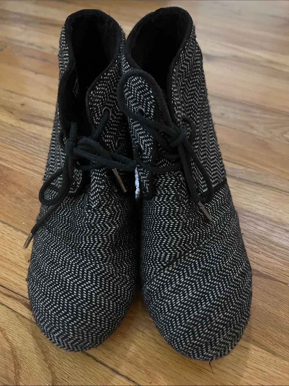 Adorable Toms Black & White Tweed Lace-Up Ankle Boots